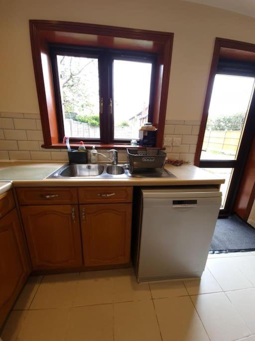 London Luxury 6 Bedroom Family House Sleeps 12 People Parking For 4 Cars Close To Tube. تشيجويل المظهر الخارجي الصورة