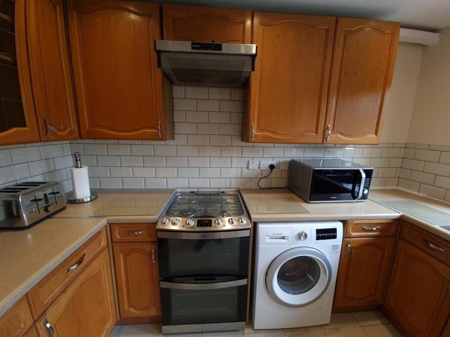 London Luxury 6 Bedroom Family House Sleeps 12 People Parking For 4 Cars Close To Tube. تشيجويل المظهر الخارجي الصورة
