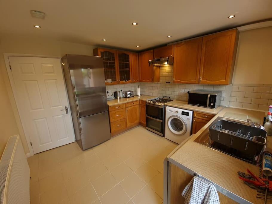 London Luxury 6 Bedroom Family House Sleeps 12 People Parking For 4 Cars Close To Tube. تشيجويل المظهر الخارجي الصورة