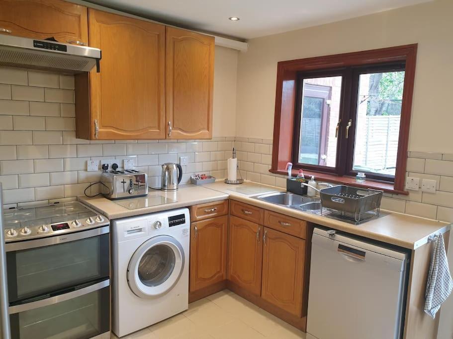 London Luxury 6 Bedroom Family House Sleeps 12 People Parking For 4 Cars Close To Tube. تشيجويل المظهر الخارجي الصورة