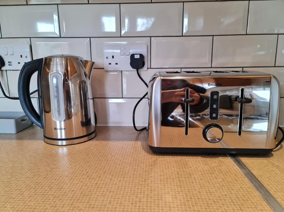 London Luxury 6 Bedroom Family House Sleeps 12 People Parking For 4 Cars Close To Tube. تشيجويل المظهر الخارجي الصورة