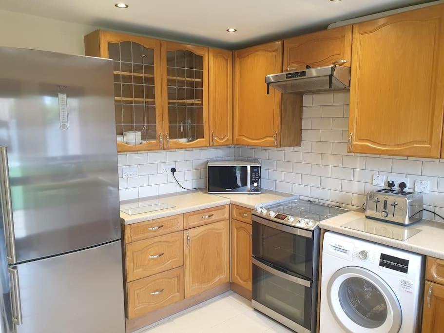 London Luxury 6 Bedroom Family House Sleeps 12 People Parking For 4 Cars Close To Tube. تشيجويل المظهر الخارجي الصورة
