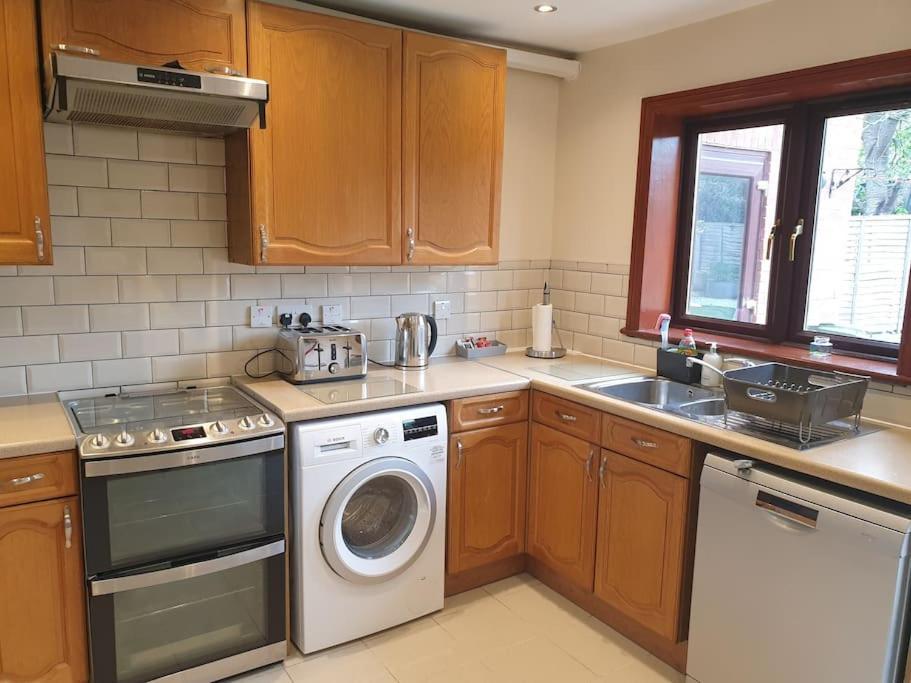 London Luxury 6 Bedroom Family House Sleeps 12 People Parking For 4 Cars Close To Tube. تشيجويل المظهر الخارجي الصورة