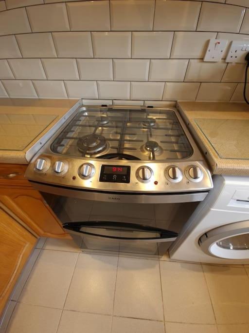 London Luxury 6 Bedroom Family House Sleeps 12 People Parking For 4 Cars Close To Tube. تشيجويل المظهر الخارجي الصورة