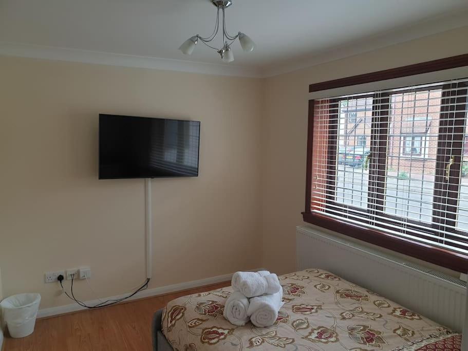 London Luxury 6 Bedroom Family House Sleeps 12 People Parking For 4 Cars Close To Tube. تشيجويل المظهر الخارجي الصورة
